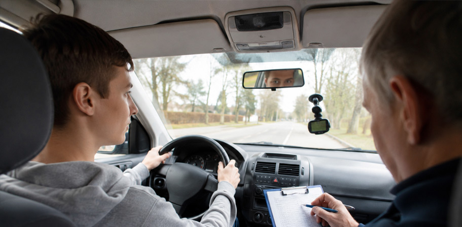 Edad para empezar clases prácticas de coche
